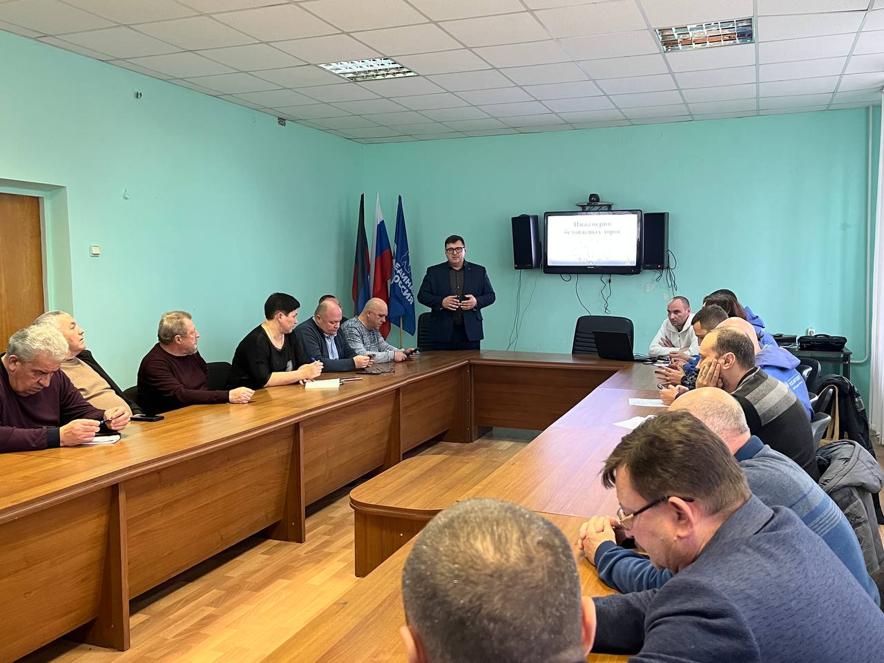 Василий Овчаров: Совместно с представителями ФКУ УПРДОР «ТАМАНЬ» и председателем Новоазовского муниципального совета Алексеем Яновским мы провели встречу с жителями Новоазовска