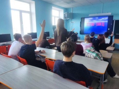 Департамент гражданской защиты и пожарной безопасности ЯНАО организовал занятие для учеников Волновахской школы