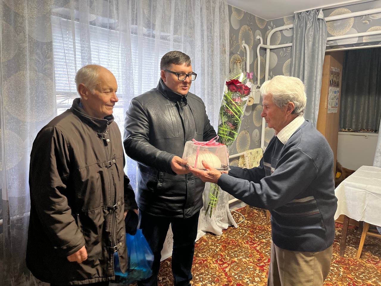 Василий Овчаров: Совместно с председателем Новоазовского совета ветеранов Евгением Владимировичем Пригоровским поздравил с 85-летним юбилеем ветерана педагогического труда -Канивца Леонида Афанасьевича Василий Овчаров: Совместно с председателем Новоазовского совета ветеранов Евгением Владимировичем Пригоровским поздравил с 85-летним юбилеем ветерана педагогического труда -Канивца Леонида Афанасьевича