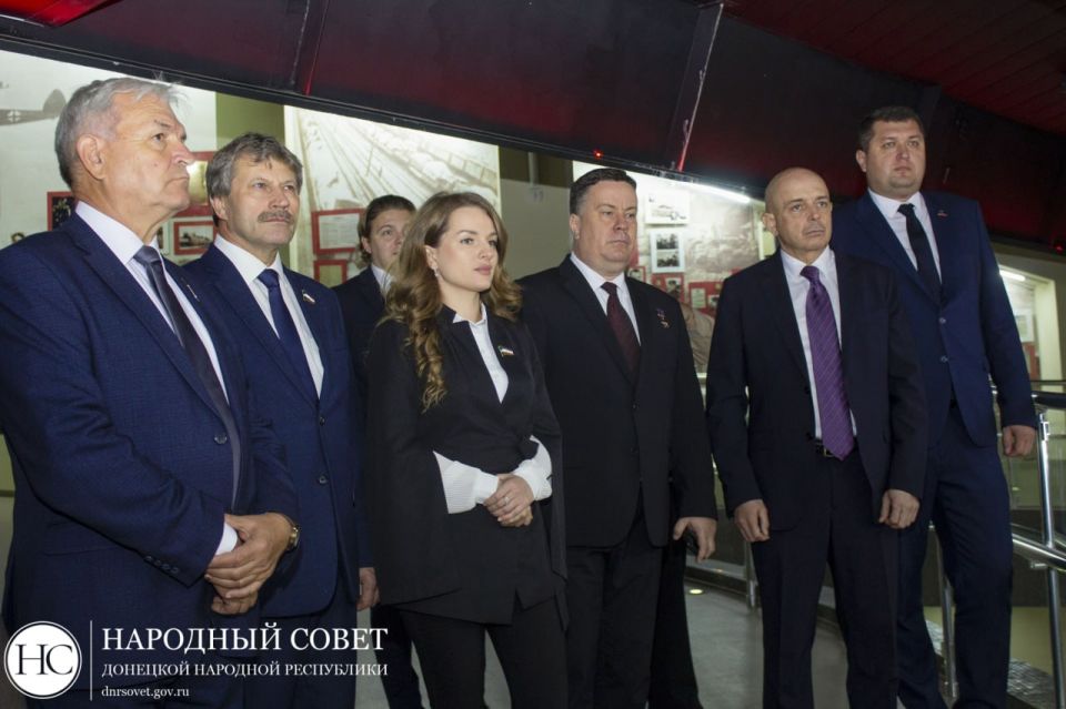 Депутаты Народного Совета ДНР и Верховного Совета Республики Хакасия возложили цветы к вечному огню у памятника «Твоим освободителям, Донбасс», а также посетили музей Великой Отечественной войны Депутаты Народного Совета ДНР и Верховного Совета Республики Хакасия возложили цветы к вечному огню у памятника «Твоим освободителям, Донбасс», а также посетили музей Великой Отечественной войны
