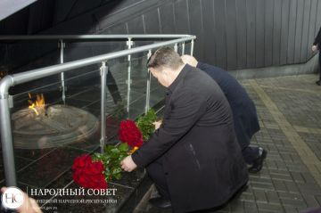 Депутаты Народного Совета ДНР и Верховного Совета Республики Хакасия возложили цветы к вечному огню у памятника «Твоим освободителям, Донбасс», а также посетили музей Великой Отечественной войны