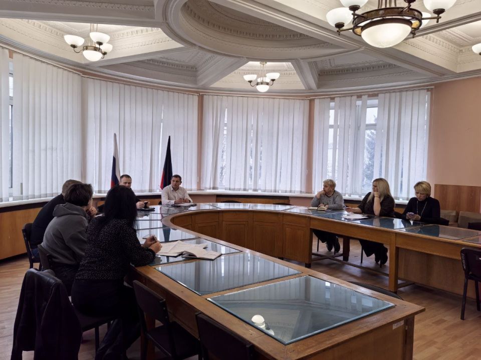 Татьяна Копылова: Сегодня, 20 ноября в Управе Ворошиловского внутригородского района Администрации городского округа Донецк состоялось рабочее совещание «Чистый четверг» Татьяна Копылова: Сегодня, 20 ноября в Управе Ворошиловского внутригородского района Администрации городского округа Донецк состоялось рабочее совещание «Чистый четверг»