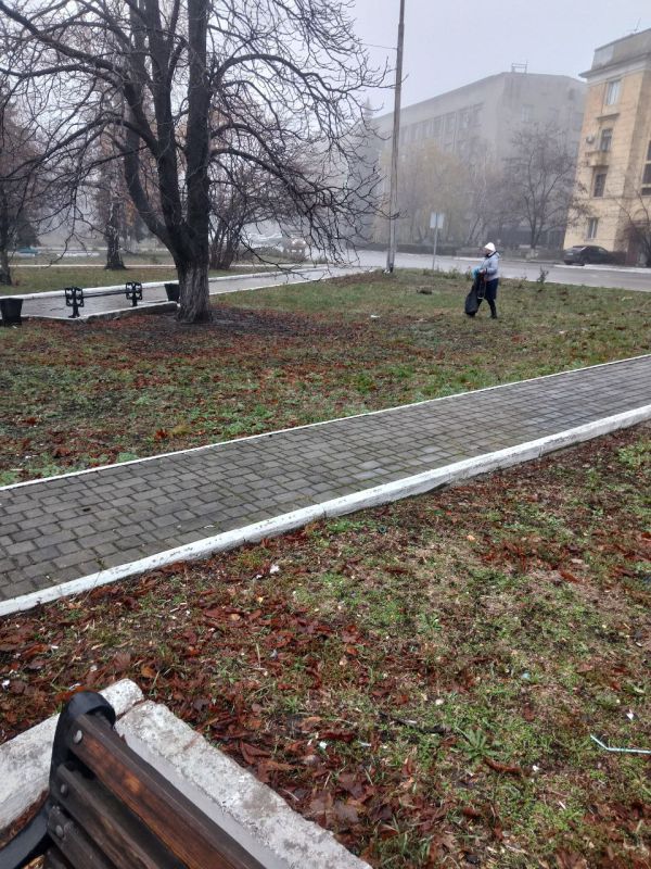 20 ноября в рамках партийного проекта «Чистая страна» на территории города Дебальцево состоялся экологический субботник по уборке территории Центральной площади города 20 ноября в рамках партийного проекта «Чистая страна» на территории города Дебальцево состоялся экологический субботник по уборке территории Центральной площади города