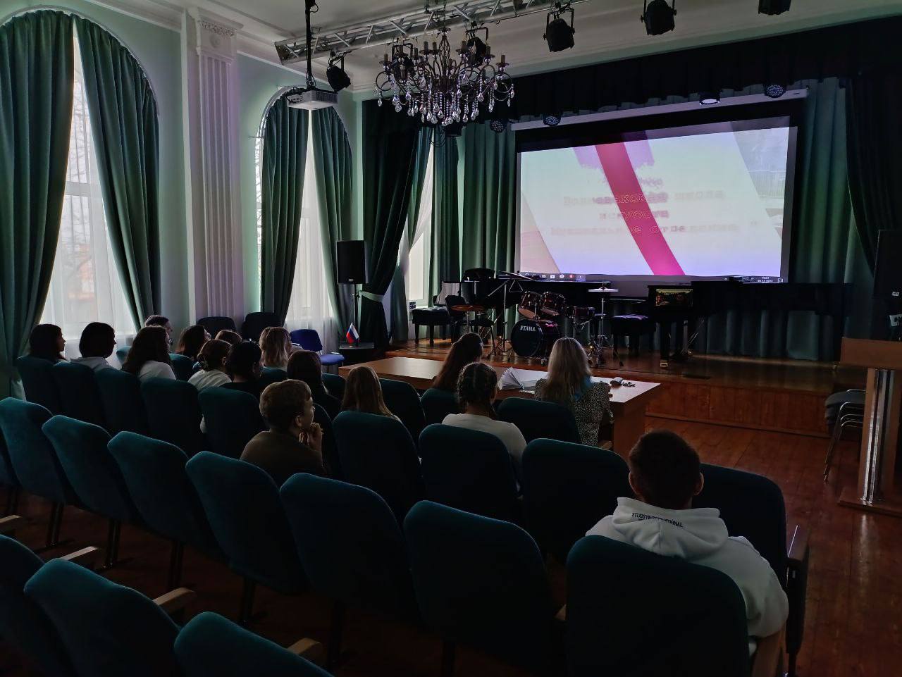 Благодаря экскурсии школьники Волновахи погрузились Благодаря экскурсии школьники Волновахи погрузились