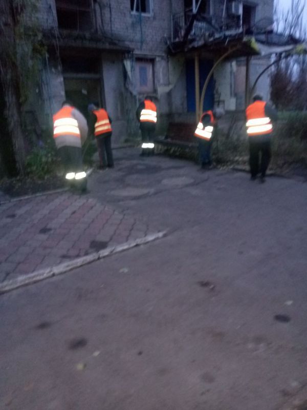 С заботой об округе.. На 20.11.2025 г. сотрудниками МУП АГЯ "ЖЭК" выполнены следующие виды работ: Выполнена уборка территории на Ясиноватском и Авдеевском участках Приступили к выполнению работ по утеплению ёмкостей с... С заботой об округе.. На 20.11.2025 г. сотрудниками МУП АГЯ "ЖЭК" выполнены следующие виды работ: Выполнена уборка территории на Ясиноватском и Авдеевском участках Приступили к выполнению работ по утеплению ёмкостей с...