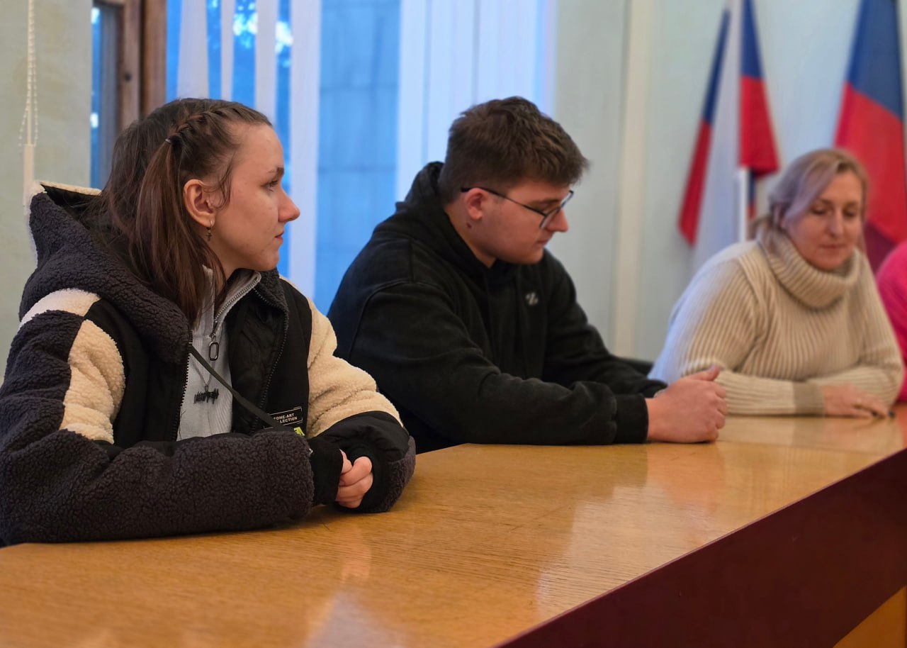 Иван Адамец: Главный специалист сектора по делам молодёжи, культуры и спорта Алёна Казарова и активисты «Молодой Гвардии» провели круглый стол «Стоп-табак», приуроченный к Международному дню отказа от курения Иван Адамец: Главный специалист сектора по делам молодёжи, культуры и спорта Алёна Казарова и активисты «Молодой Гвардии» провели круглый стол «Стоп-табак», приуроченный к Международному дню отказа от курения