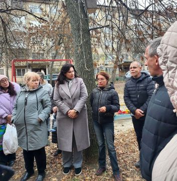 Анна Кондрыкинская: Провела встречу с гражданами в Киевском районе на улице Челюскинцев