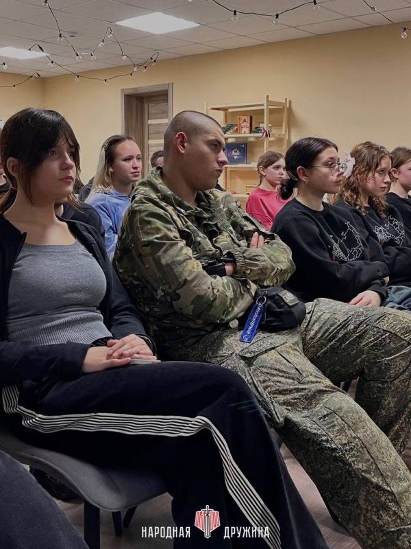 Знания — безопасность!. Руководитель Харцызского штаба Народной Дружины Виктор Москалёв провёл занятие по начальной военно-прикладной подготовке Участники познакомились с защитным снаряжением: примерили бронежилеты, каски и... Знания — безопасность!. Руководитель Харцызского штаба Народной Дружины Виктор Москалёв провёл занятие по начальной военно-прикладной подготовке Участники познакомились с защитным снаряжением: примерили бронежилеты, каски и...