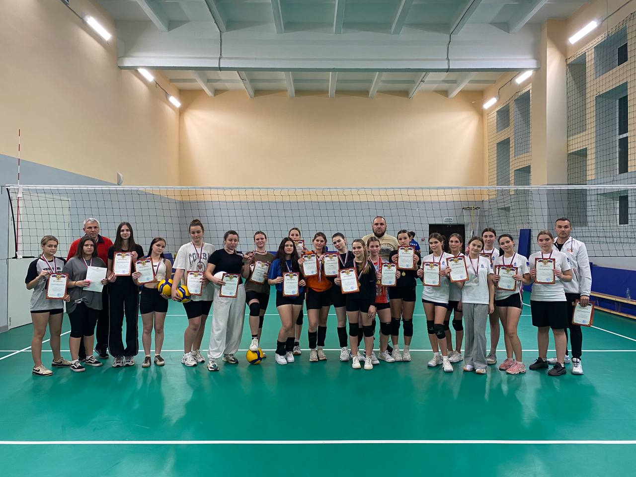 Мини-турнир по волейболу. В спортивном зале с. Ближнее состоялся мини-турнир по волейболу среди девушек