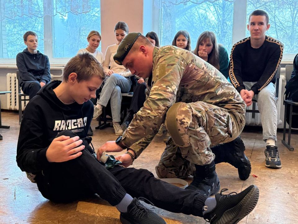 В ГБОУ "Белояровская школа Амвросиевского м.о." сегодня прошел особенный урок мужества на тему "Герои нашего времени"! К нам в гости приехали военнослужащие – участники специальной военной операции, настоящие герои нашего... В ГБОУ "Белояровская школа Амвросиевского м.о." сегодня прошел особенный урок мужества на тему "Герои нашего времени"! К нам в гости приехали военнослужащие – участники специальной военной операции, настоящие герои нашего...