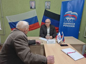 Сегодня в общественной приёмной Всероссийской политической партии «Единая Россия» г. Светлодарск первый заместитель главы администрации городского округа Дебальцево Максим Владимирович Вельма провёл приём граждан