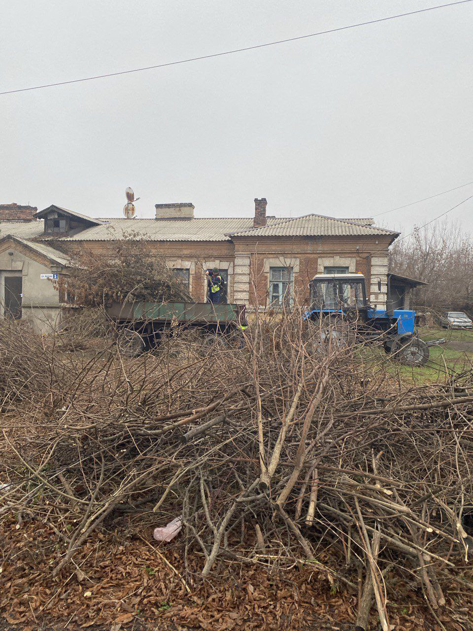 С заботой об округе.. На 20.11.2025 г. сотрудниками МУП "ЭКОС" выполнены следующие виды работ: Сбор опавшей листвы и дорожный смет по ул. Заводская и ул. Машиностроителей Удаление поросли самосеянных деревьев по ул. Артёма... С заботой об округе.. На 20.11.2025 г. сотрудниками МУП "ЭКОС" выполнены следующие виды работ: Сбор опавшей листвы и дорожный смет по ул. Заводская и ул. Машиностроителей Удаление поросли самосеянных деревьев по ул. Артёма...