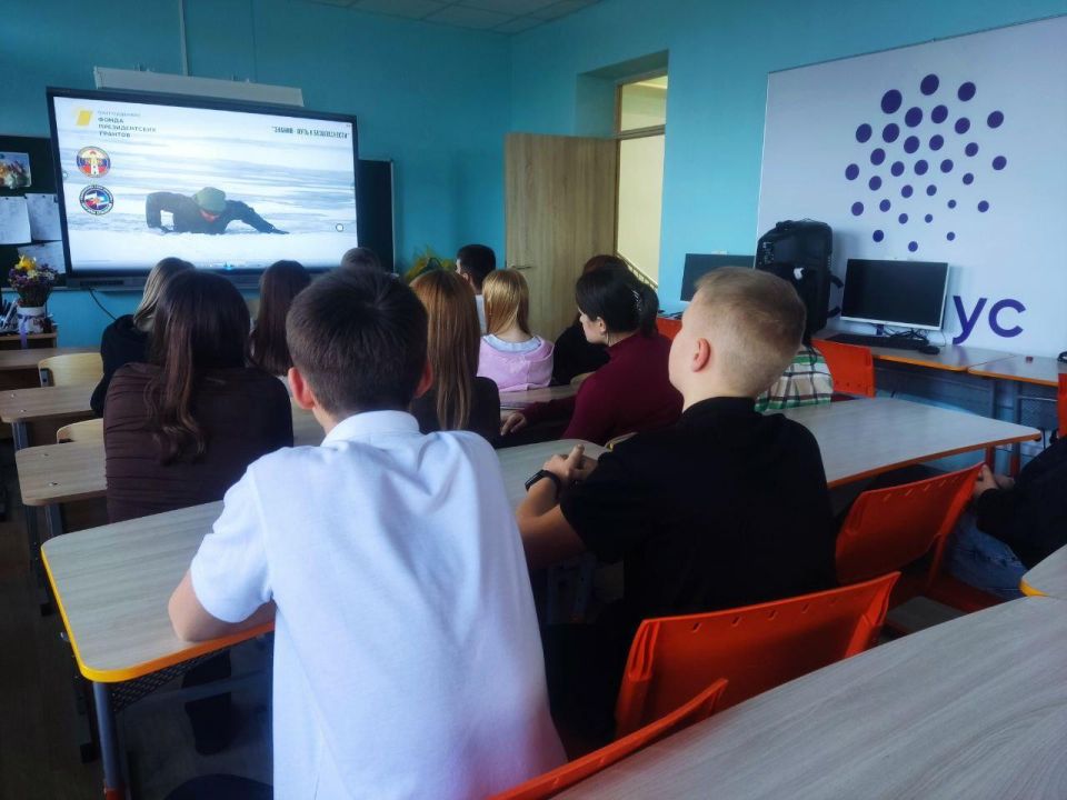 Департамент гражданской защиты и пожарной безопасности ЯНАО организовал занятие для учеников Волновахской школы Департамент гражданской защиты и пожарной безопасности ЯНАО организовал занятие для учеников Волновахской школы