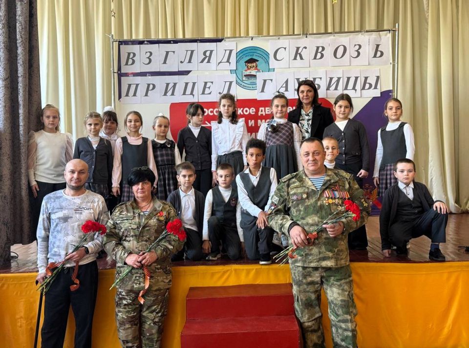 18 ноября в макеевской школе № 5, в рамках проекта «Служу Отечеству», состоялся урок мужества, призванный воспитать в юных сердцах любовь к Родине и уважение к защитникам Отечества 18 ноября в макеевской школе № 5, в рамках проекта «Служу Отечеству», состоялся урок мужества, призванный воспитать в юных сердцах любовь к Родине и уважение к защитникам Отечества