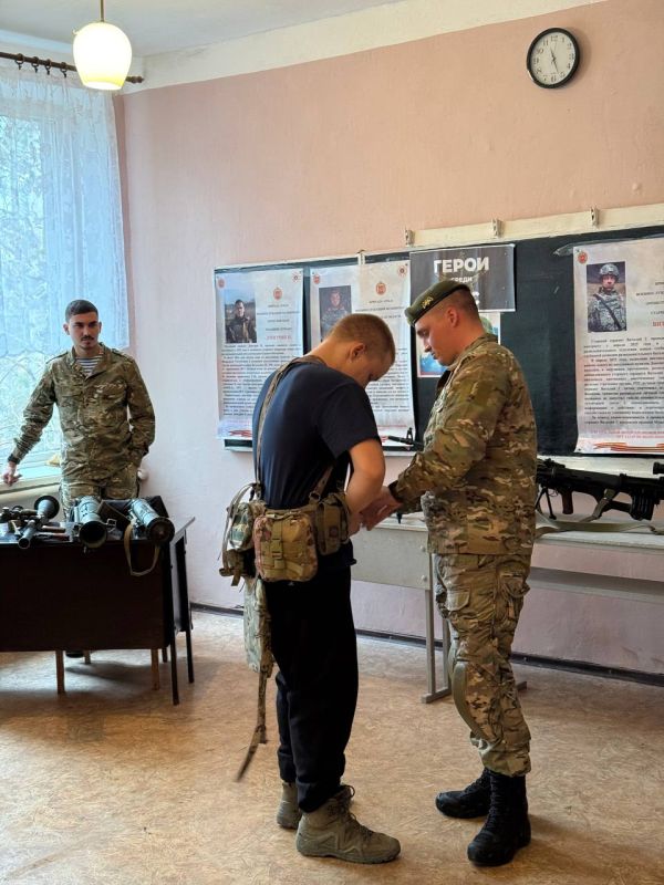 В ГБОУ "Белояровская школа Амвросиевского м.о." сегодня прошел особенный урок мужества на тему "Герои нашего времени"! К нам в гости приехали военнослужащие – участники специальной военной операции, настоящие герои нашего... В ГБОУ "Белояровская школа Амвросиевского м.о." сегодня прошел особенный урок мужества на тему "Герои нашего времени"! К нам в гости приехали военнослужащие – участники специальной военной операции, настоящие герои нашего...