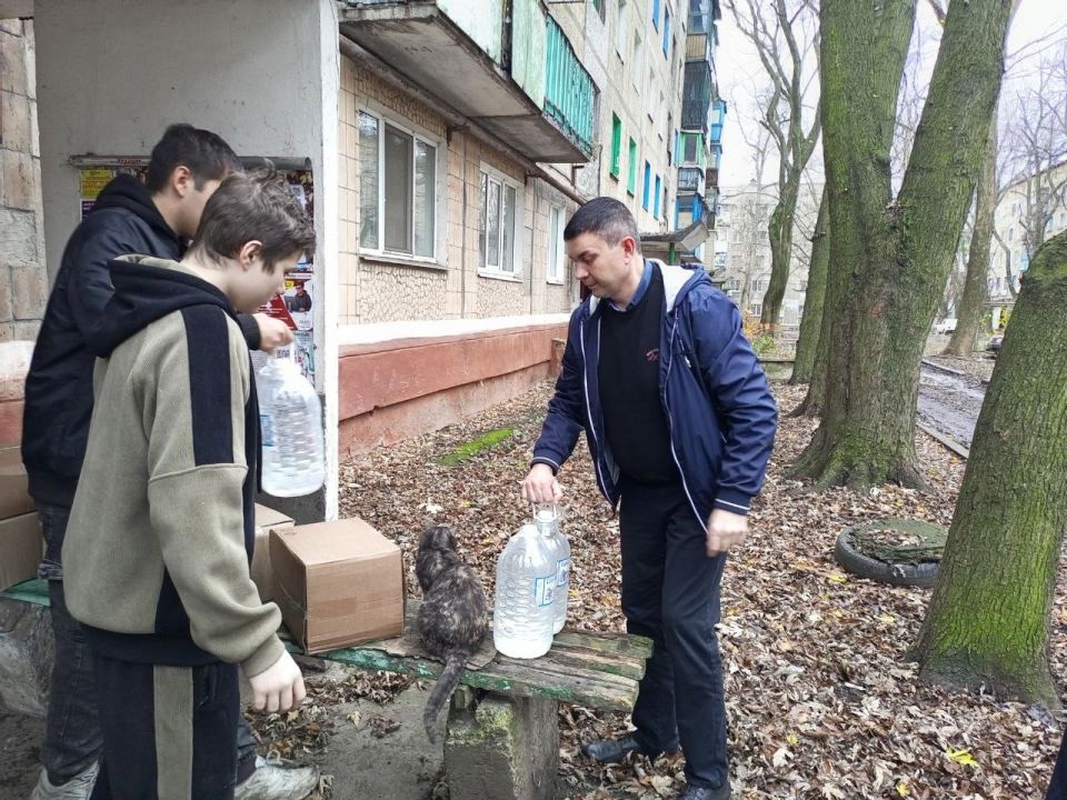 Роман Конев: 20 ноября 2025 года в рамках партийного проекта «Крепкая семья» партии «Единая Россия» депутаты Горловского городского совета от фракции «Единая Россия» — Максим Лебедев, Елена Кузьмина, Алексей Костин совместно... Роман Конев: 20 ноября 2025 года в рамках партийного проекта «Крепкая семья» партии «Единая Россия» депутаты Горловского городского совета от фракции «Единая Россия» — Максим Лебедев, Елена Кузьмина, Алексей Костин совместно...