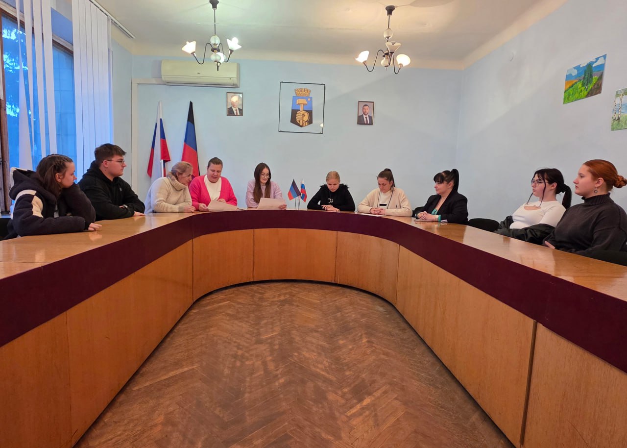 Иван Адамец: Главный специалист сектора по делам молодёжи, культуры и спорта Алёна Казарова и активисты «Молодой Гвардии» провели круглый стол «Стоп-табак», приуроченный к Международному дню отказа от курения Иван Адамец: Главный специалист сектора по делам молодёжи, культуры и спорта Алёна Казарова и активисты «Молодой Гвардии» провели круглый стол «Стоп-табак», приуроченный к Международному дню отказа от курения