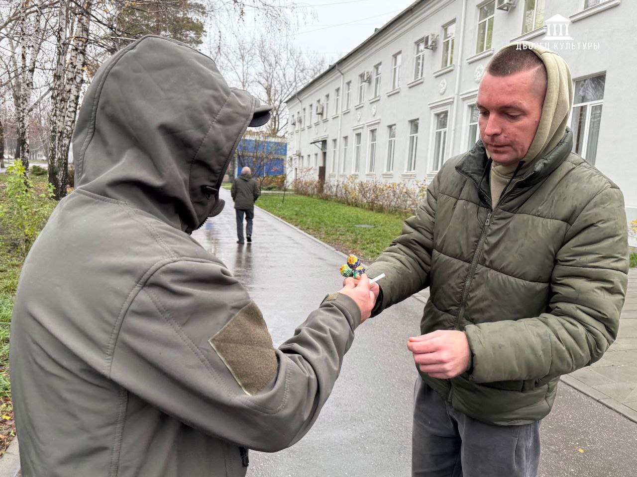 20 ноября сотрудники Харцызского городского Дворца культуры провели акцию «Брось сигарету, возьми конфету» в честь Международного дня отказа от курения 20 ноября сотрудники Харцызского городского Дворца культуры провели акцию «Брось сигарету, возьми конфету» в честь Международного дня отказа от курения