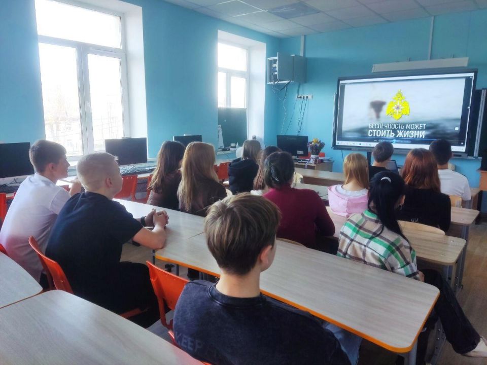 Департамент гражданской защиты и пожарной безопасности ЯНАО организовал занятие для учеников Волновахской школы Департамент гражданской защиты и пожарной безопасности ЯНАО организовал занятие для учеников Волновахской школы
