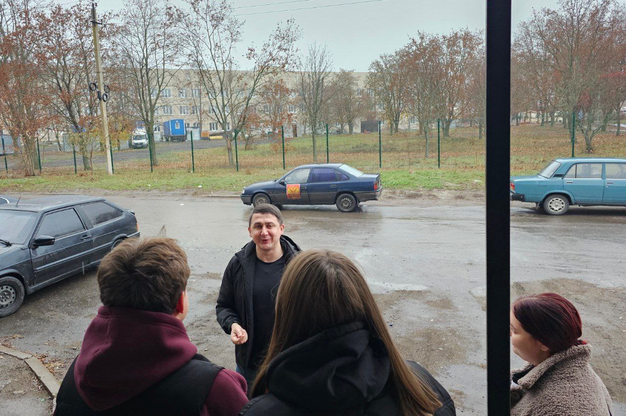 Член Общественного совета Тельмановского муниципального округа провёл встречу с активной молодёжью посёлка для обсуждения развития молодёжных инициатив и их вовлеченности в жизнь сообщества Член Общественного совета Тельмановского муниципального округа провёл встречу с активной молодёжью посёлка для обсуждения развития молодёжных инициатив и их вовлеченности в жизнь сообщества