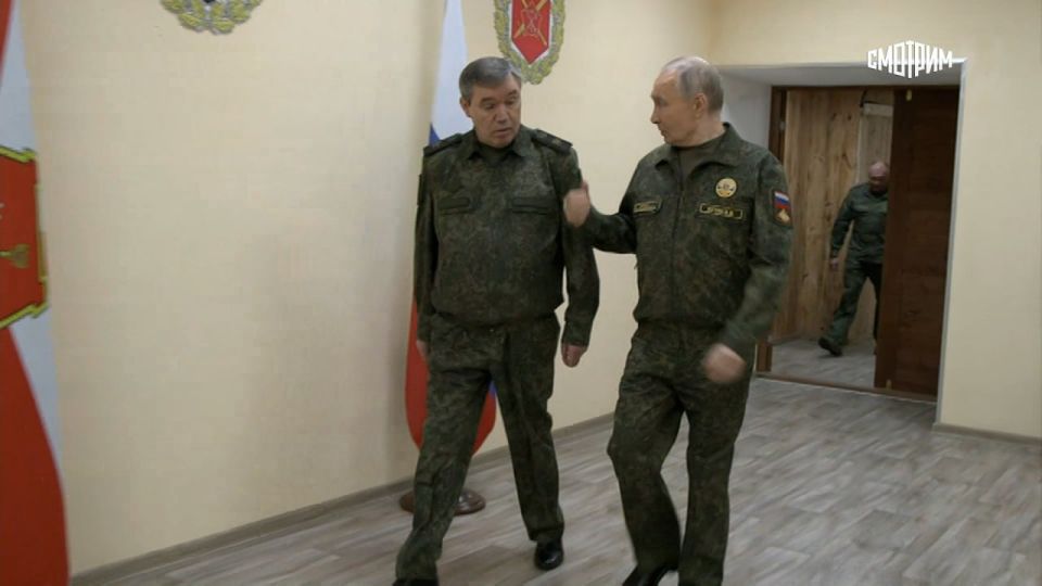 Владимир Путин посетил один из командных пунктов группировки "Запад" Владимир Путин посетил один из командных пунктов группировки "Запад"