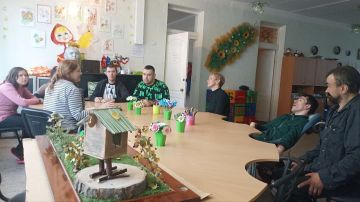 В ГБУ "ЦСРИИДИ г. Тореза "Надежда" в рамках партийного проекта "Единая страна - доступная среда" прошла беседа с воспитанниками на тему "Наш родной язык"