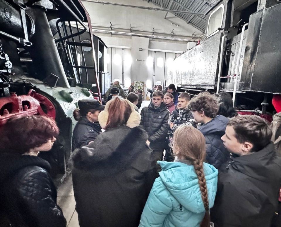 Транспортные полицейские Донецка организовали для школьников экскурсию в музей истории железной дороги Транспортные полицейские Донецка организовали для школьников экскурсию в музей истории железной дороги