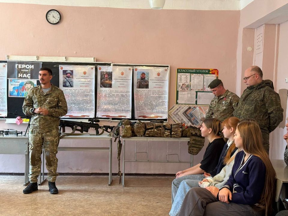 В ГБОУ "Белояровская школа Амвросиевского м.о." сегодня прошел особенный урок мужества на тему "Герои нашего времени"! К нам в гости приехали военнослужащие – участники специальной военной операции, настоящие герои нашего... В ГБОУ "Белояровская школа Амвросиевского м.о." сегодня прошел особенный урок мужества на тему "Герои нашего времени"! К нам в гости приехали военнослужащие – участники специальной военной операции, настоящие герои нашего...