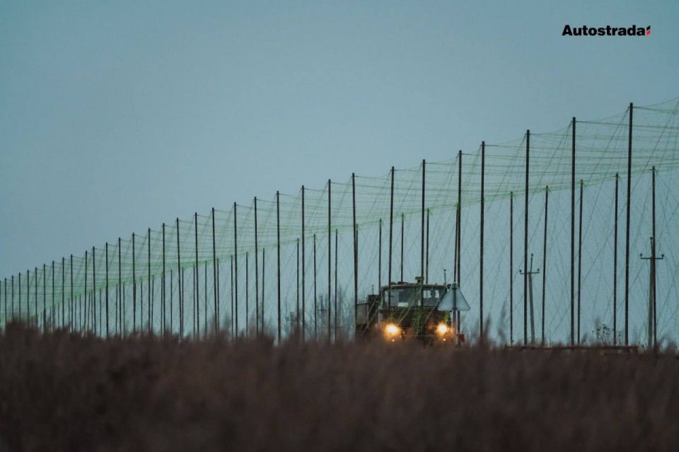 Строительство антидроновых коридоров вдоль дорог на подконтрольной ВСУ части ДНР Строительство антидроновых коридоров вдоль дорог на подконтрольной ВСУ части ДНР