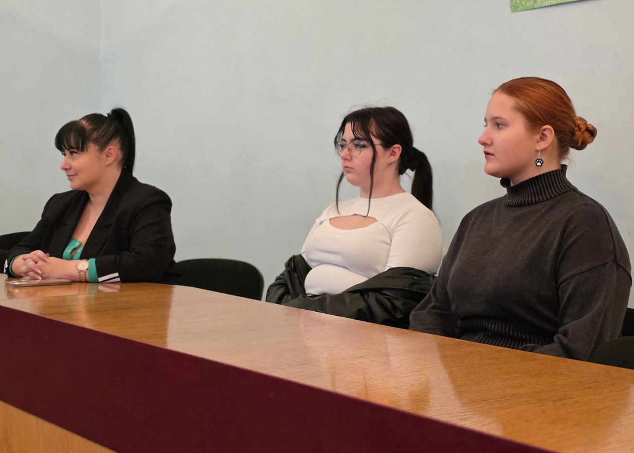 Иван Адамец: Главный специалист сектора по делам молодёжи, культуры и спорта Алёна Казарова и активисты «Молодой Гвардии» провели круглый стол «Стоп-табак», приуроченный к Международному дню отказа от курения Иван Адамец: Главный специалист сектора по делам молодёжи, культуры и спорта Алёна Казарова и активисты «Молодой Гвардии» провели круглый стол «Стоп-табак», приуроченный к Международному дню отказа от курения