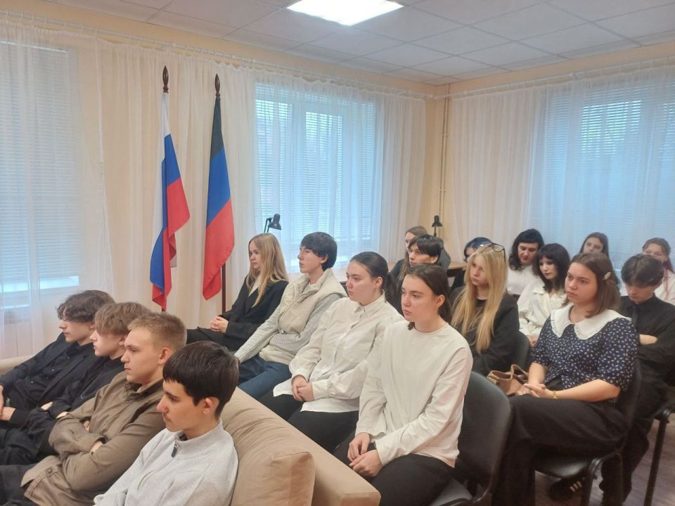 Сегодня в Молодежном отделе им. Марии Пироговой для старшеклассников ГБОУ «Школа № 3 г.о. Дебальцево» и ГБОУ «Школа № 5 г.о. Дебальцево» состоялось мероприятие в рамках направления «ГосСтарт.Диалог» Сегодня в Молодежном отделе им. Марии Пироговой для старшеклассников ГБОУ «Школа № 3 г.о. Дебальцево» и ГБОУ «Школа № 5 г.о. Дебальцево» состоялось мероприятие в рамках направления «ГосСтарт.Диалог»