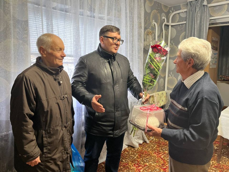 Василий Овчаров: Совместно с председателем Новоазовского совета ветеранов Евгением Владимировичем Пригоровским поздравил с 85-летним юбилеем ветерана педагогического труда -Канивца Леонида Афанасьевича