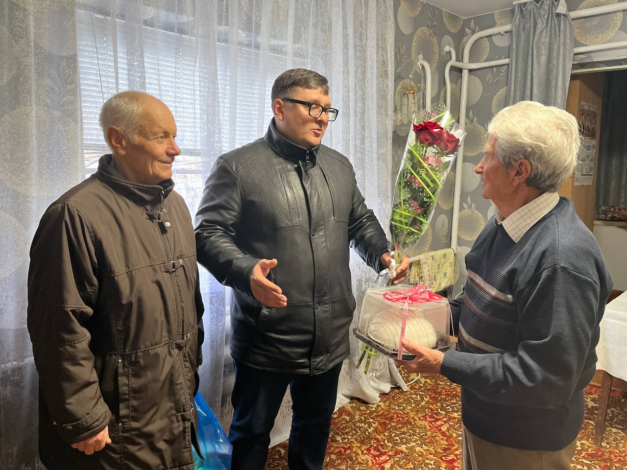 Василий Овчаров: Совместно с председателем Новоазовского совета ветеранов Евгением Владимировичем Пригоровским поздравил с 85-летним юбилеем ветерана педагогического труда -Канивца Леонида Афанасьевича