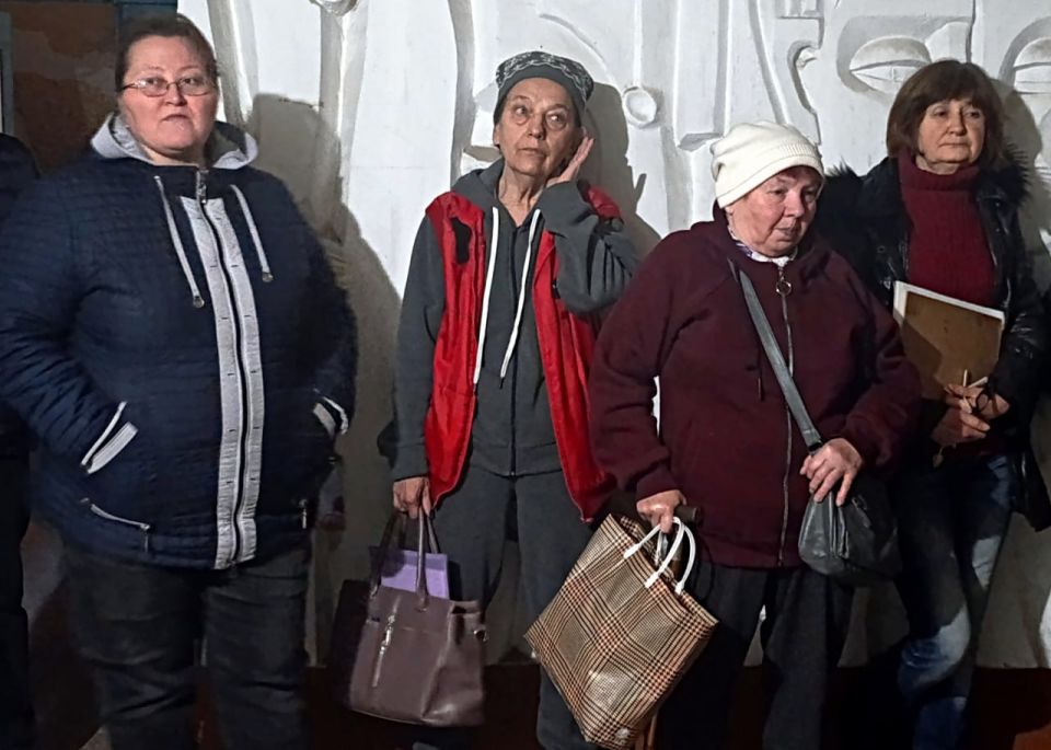 Иван Адамец: В Куйбышевском районе управляющий делами администрации городского округа Донецк Юлия Сницарь совместно с депутатом Донецкого городского совета Германом Полуниным и заместителем руководителя Управы района... Иван Адамец: В Куйбышевском районе управляющий делами администрации городского округа Донецк Юлия Сницарь совместно с депутатом Донецкого городского совета Германом Полуниным и заместителем руководителя Управы района...