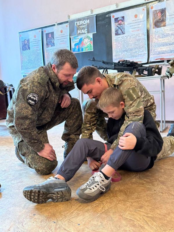 В ГБОУ "Белояровская школа Амвросиевского м.о." сегодня прошел особенный урок мужества на тему "Герои нашего времени"! К нам в гости приехали военнослужащие – участники специальной военной операции, настоящие герои нашего... В ГБОУ "Белояровская школа Амвросиевского м.о." сегодня прошел особенный урок мужества на тему "Герои нашего времени"! К нам в гости приехали военнослужащие – участники специальной военной операции, настоящие герои нашего...