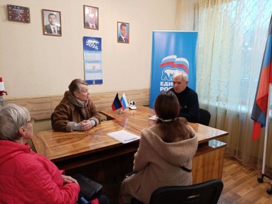 Валентин Левченко: Сегодня в общественной приемной партии "Единая Россия" Киевского района г.Донецка депутат Народного Совета Донецкой Народной Республики Виктор Ищенко провел прием граждан