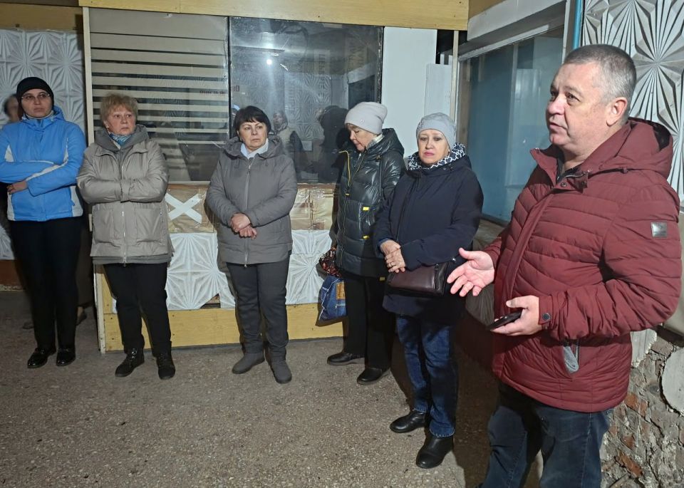 Иван Адамец: В Куйбышевском районе управляющий делами администрации городского округа Донецк Юлия Сницарь совместно с депутатом Донецкого городского совета Германом Полуниным и заместителем руководителя Управы района... Иван Адамец: В Куйбышевском районе управляющий делами администрации городского округа Донецк Юлия Сницарь совместно с депутатом Донецкого городского совета Германом Полуниным и заместителем руководителя Управы района...