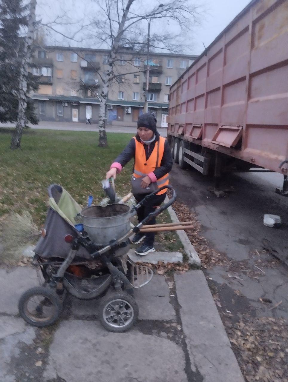 С заботой об округе.. На 20.11.2025 г. сотрудниками МУП АГЯ "ЖЭК" выполнены следующие виды работ: Выполнена уборка территории на Ясиноватском и Авдеевском участках Приступили к выполнению работ по утеплению ёмкостей с... С заботой об округе.. На 20.11.2025 г. сотрудниками МУП АГЯ "ЖЭК" выполнены следующие виды работ: Выполнена уборка территории на Ясиноватском и Авдеевском участках Приступили к выполнению работ по утеплению ёмкостей с...