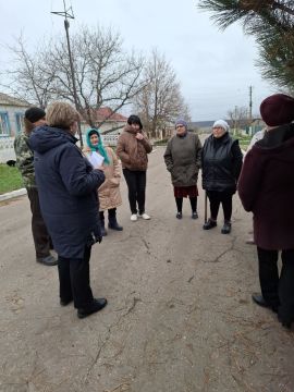Сегодня начальник Коньковского территориального отдела Администрации Тельмановского округа провела встречу с жителями села Коньково, где обсудили такие вопросы: