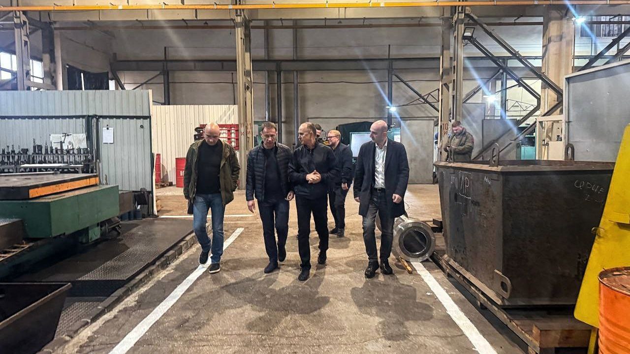 Заместитель Губернатора Ростовской области Игорь Сорокин и глава Минпромторга ДНР Гурген Малхасян посетили ряд промышленных предприятий Республики