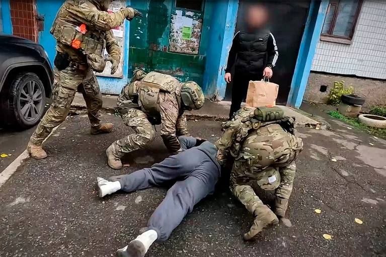 Киев обещал 5 тысяч долларов за подготовку теракта в отношении высокопоставленного военного в ДНР, сообщил задержанный во время допроса Киев обещал 5 тысяч долларов за подготовку теракта в отношении высокопоставленного военного в ДНР, сообщил задержанный во время допроса