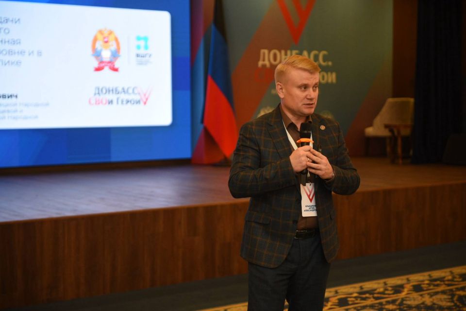 Артем Крамаренко: Сегодня с огромным интересом встретился с финалистами программы профессиональной переподготовки «Донбасс СВОи Герои», которую реализует Президентская академия Артем Крамаренко: Сегодня с огромным интересом встретился с финалистами программы профессиональной переподготовки «Донбасс СВОи Герои», которую реализует Президентская академия