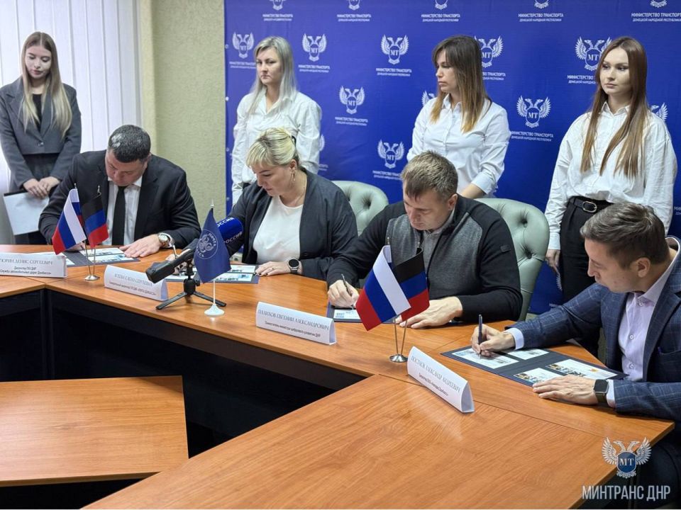 В Минтрансе ДНР провели церемонию гашения марки в память о погибших дорожниках В Минтрансе ДНР провели церемонию гашения марки в память о погибших дорожниках
