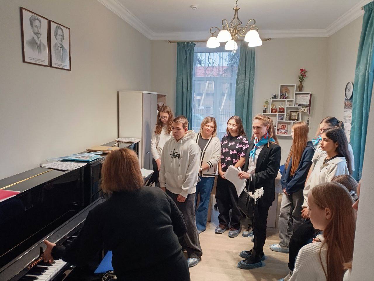 Благодаря экскурсии школьники Волновахи погрузились Благодаря экскурсии школьники Волновахи погрузились