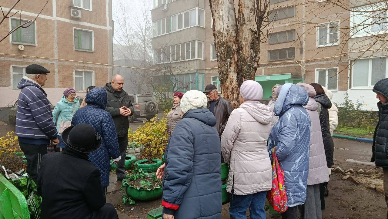 Сегодня, 21 ноября, первый заместитель руководителя Управы Советского внутригородского района Сергей Савельев провел встречу с жителями микрорайона Магистральный возле дома № 6