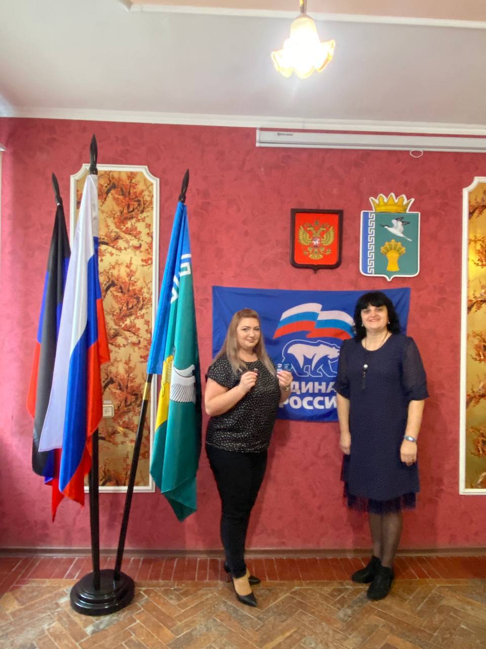 В Мангушском местном отделении Всероссийской политической партии «Единая Россия» состоялась торжественная церемония вручения партийных билетов новым членам партии В Мангушском местном отделении Всероссийской политической партии «Единая Россия» состоялась торжественная церемония вручения партийных билетов новым членам партии