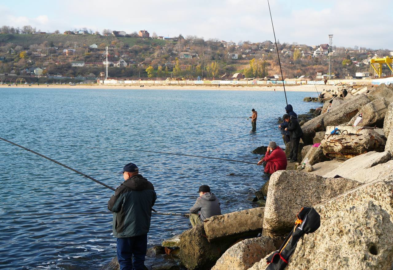 «Золотой» осенний клев: На Песчаном пляже Мариуполя рыбацкий бум по вылову азовских деликатесов