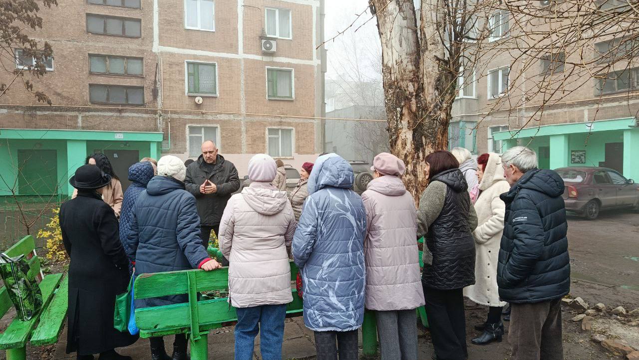 Сегодня, 21 ноября, первый заместитель руководителя Управы Советского внутригородского района Сергей Савельев провел встречу с жителями микрорайона Магистральный возле дома № 6 Сегодня, 21 ноября, первый заместитель руководителя Управы Советского внутригородского района Сергей Савельев провел встречу с жителями микрорайона Магистральный возле дома № 6