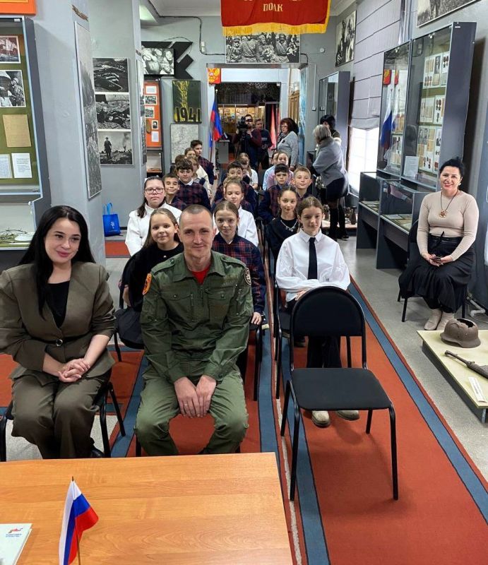 Сборники рассказов участников СВО, изданные при поддержке Государственного фонда «Защитники Отечества», продолжают знакомить читателей с авторами — героями этих произведений Сборники рассказов участников СВО, изданные при поддержке Государственного фонда «Защитники Отечества», продолжают знакомить читателей с авторами — героями этих произведений