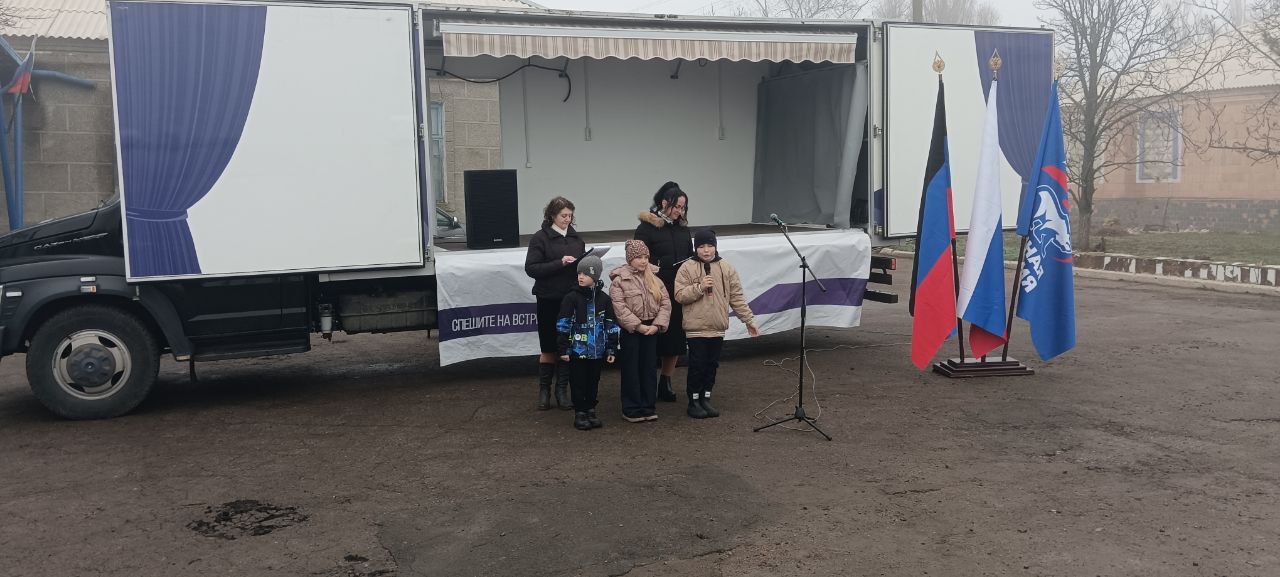 В Коммунаровке торжественно открыли детскую игровую площадку В Коммунаровке торжественно открыли детскую игровую площадку